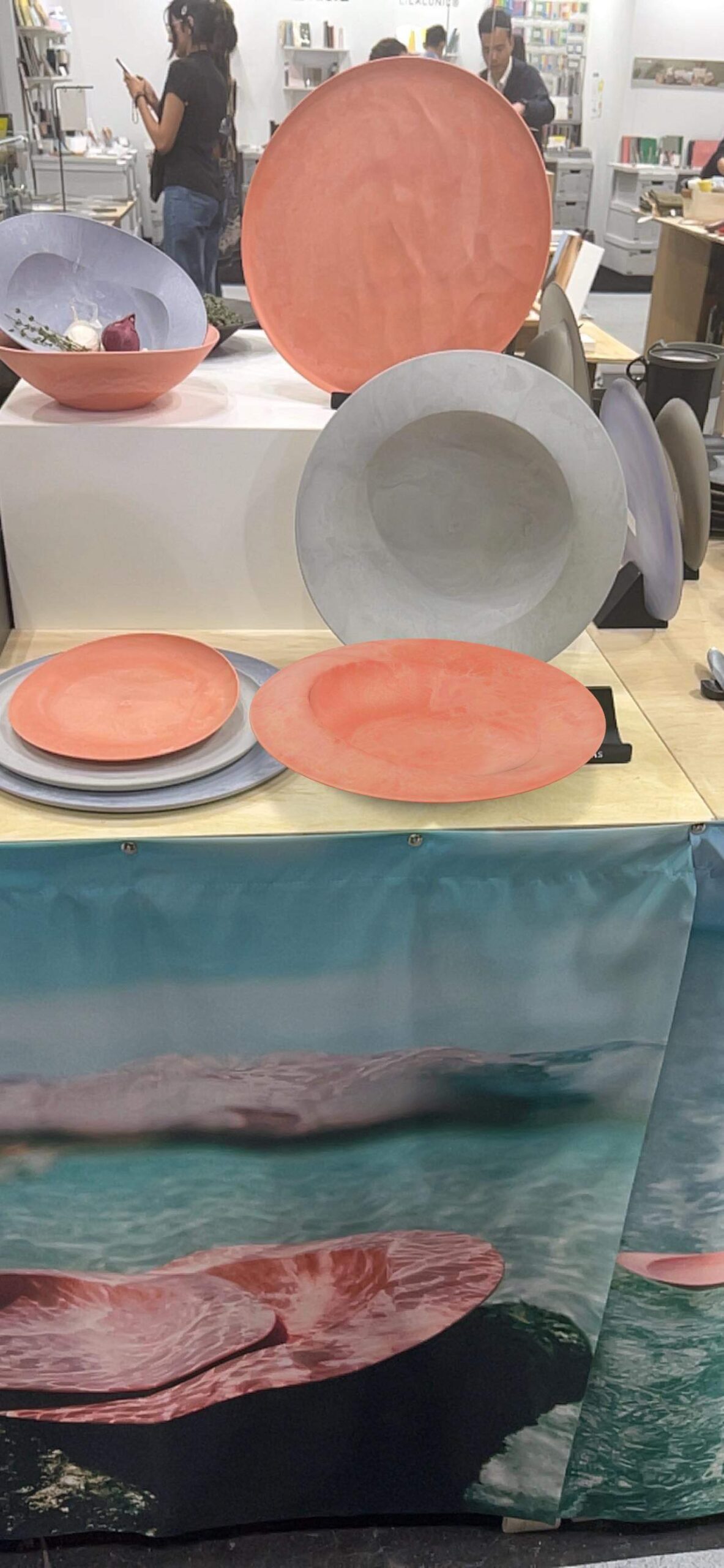 展示会場で海水シリーズに「深皿スクープ 海水 コーラルピンク」のARを並べて表示